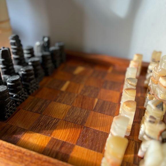stunning vintage stone chess set and solid wood chess board - Picture 5 of 11